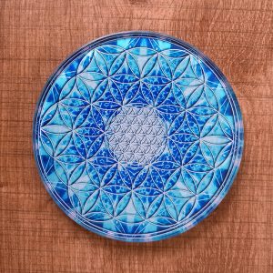 Le chakra de la gorge (bleu) libère la parole et favorise une communication claire et authentique. Il aide à exprimer ses idées et ses émotions avec confiance. Idéal pour les salons, les espaces de réunion ou les lieux où l’on échange